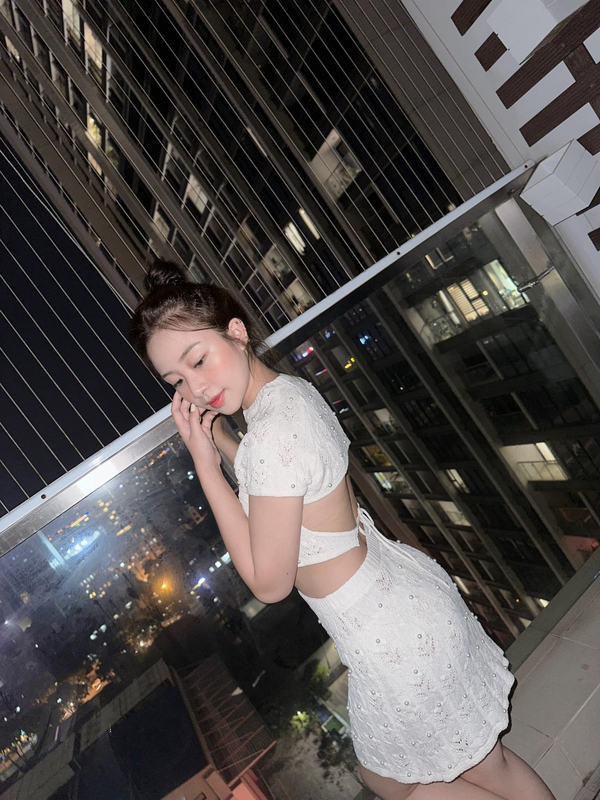 Được biết, bố mẹ chồng của Võ Nhật Linh hiện đang sinh sống ở miền Nam cùng gia đình con cả. Văn Đức lại thường xuyên xa nhà tập luyện và thi đấu cho CLB Công an Hà Nội, nên dù đã có nhà riêng nhưng Nhật Linh vẫn sống cùng bố mẹ đẻ.