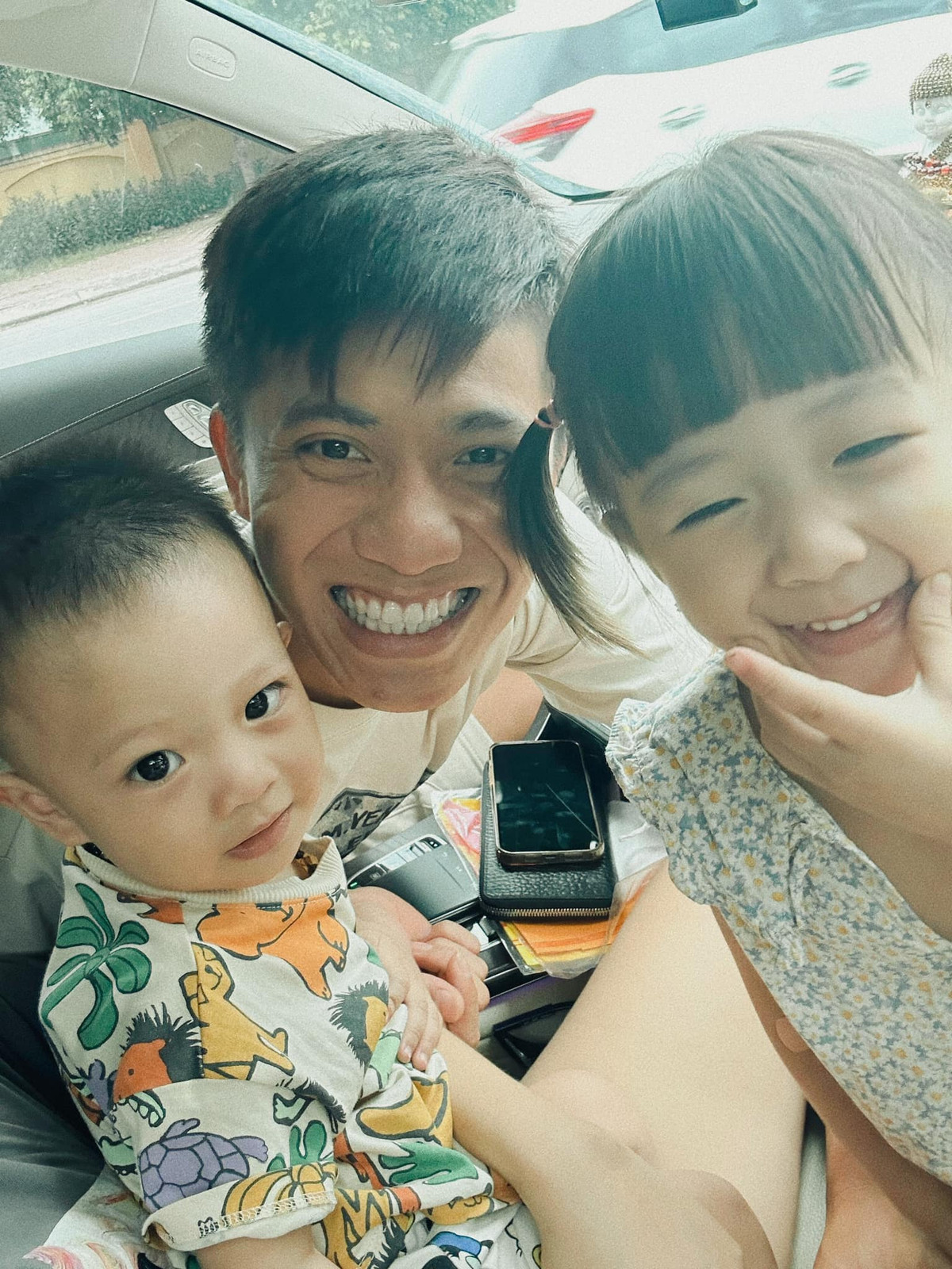 Dù đã lấy chồng nhưng Nhật Linh vẫn được thoải mái ở cùng bố mẹ đẻ, được bố mẹ giúp đỡ việc chăm sóc cho con gái và con trai của mình.