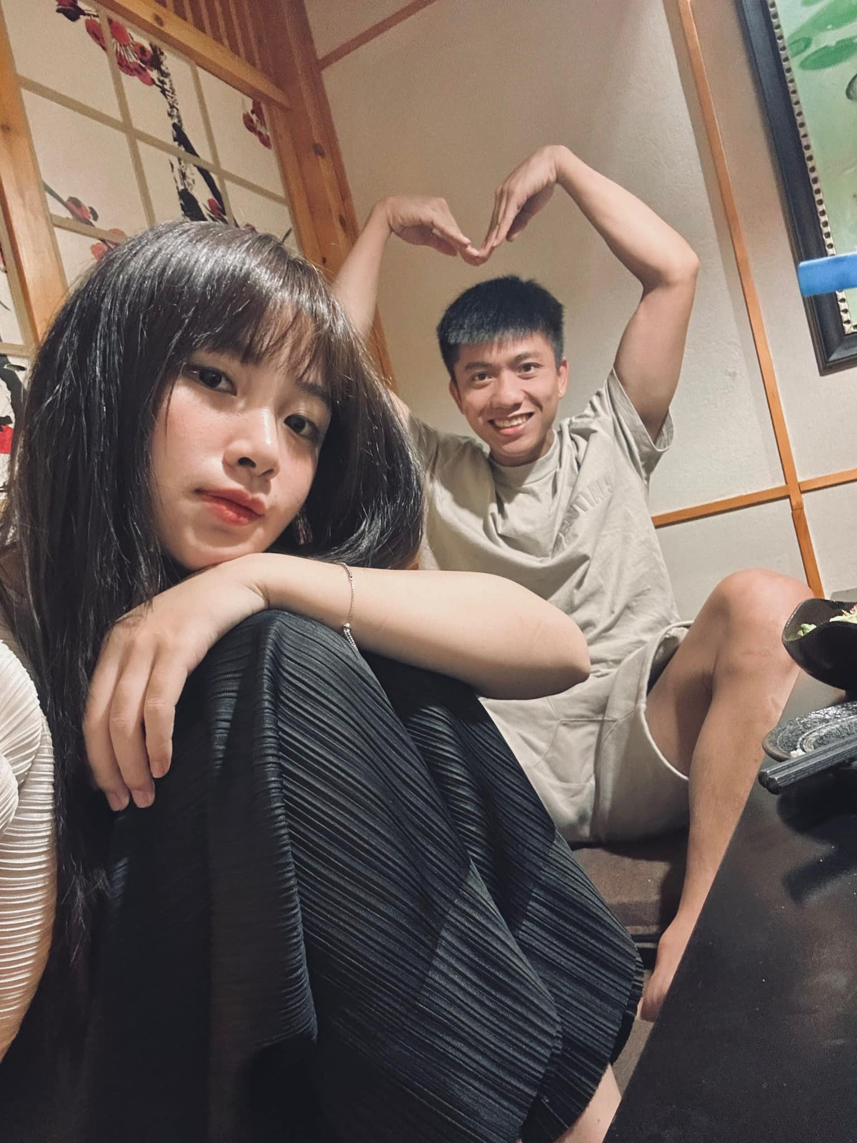 Võ Nhật Linh (sinh năm 1997, Nghệ An), là vợ cầu thủ Phan Văn Đức, cô từng nổi tiếng với hình ảnh cô giáo mầm non xinh đẹp, dễ thương.