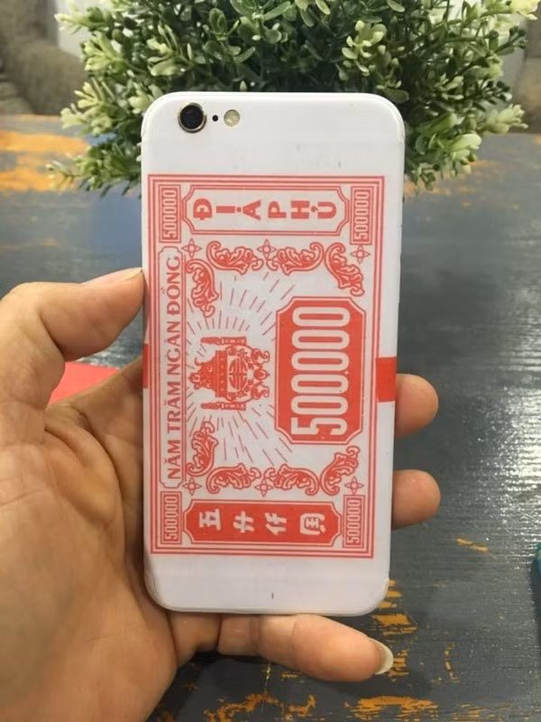 Các tín đồ công nghệ không quên sáng tạo ốp điện thoại chuẩn tâm linh để phục vụ tháng cô hồn. Ảnh: Tổng hợp