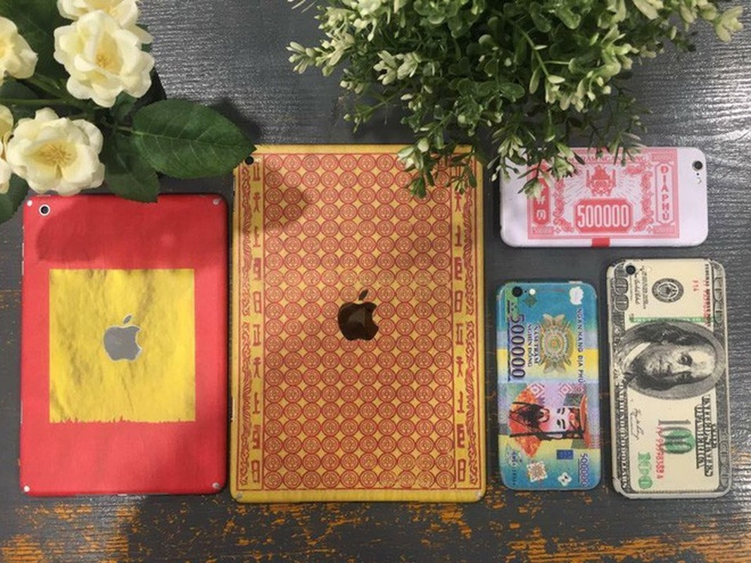 Điện thoại, iPad... là những vật bất ly thân nên cũng cẩn thận "kiêng khem" bằng cách mua những mẫu ốp mới.