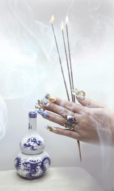 Với họa tiết bát hương đính kèm rồng bay phượng múa, bộ nail này quả thật quá độc lạ từ trước tới nay.