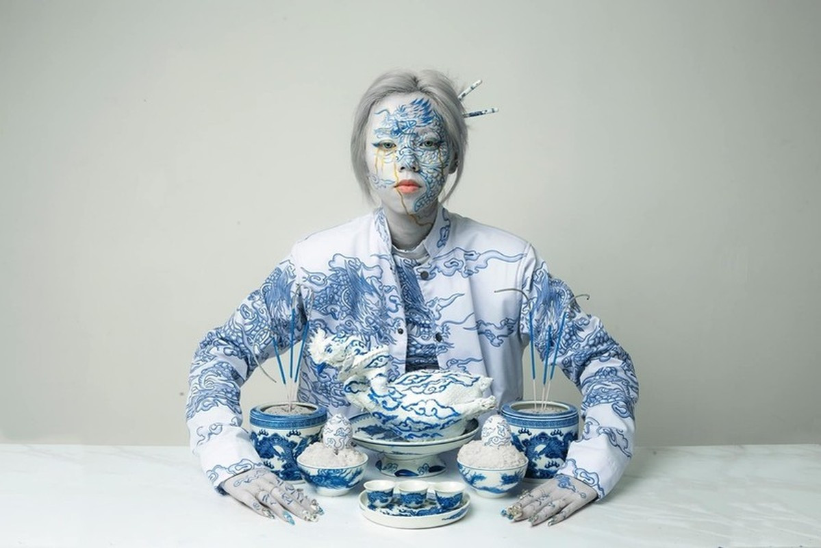 Cô gái trẻ với combo "đậm chất tâm linh truyền thống".