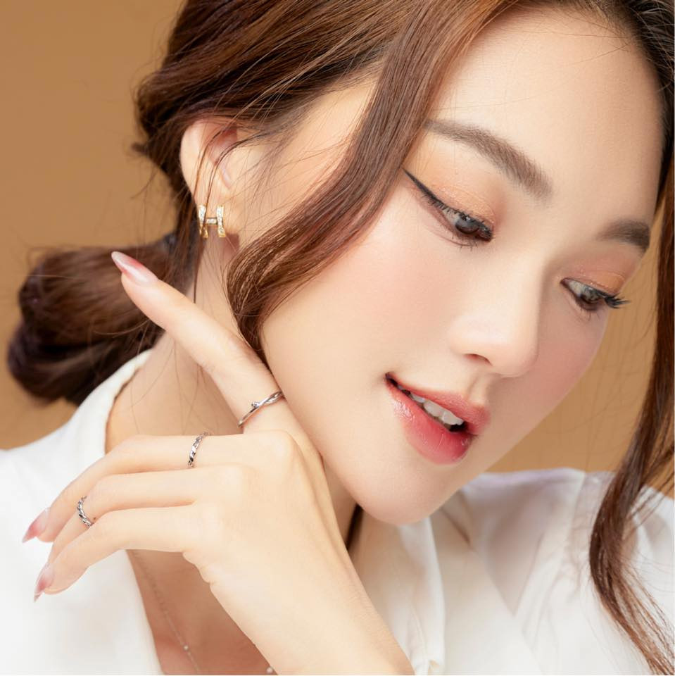 Khi sắp bước sang ngưỡng tuổi 30, cô có nhiều thay đổi trong cả ngoại hình và tư duy. Thời gian qua, Ngọc Nữ giảm cân, duy trì hình thể mảnh dẻ, vẻ đẹp mong manh.