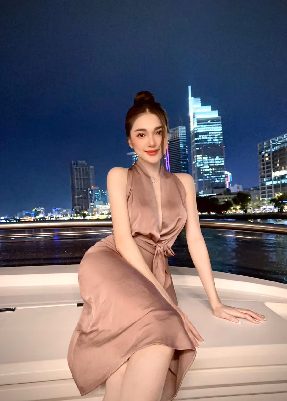 Cô nàng được biết đến lần đầu tiên vào năm 2017 khi làm PG hỗ trợ trao giải cho cuộc thi "Người đẹp Kinh Bắc 2017".