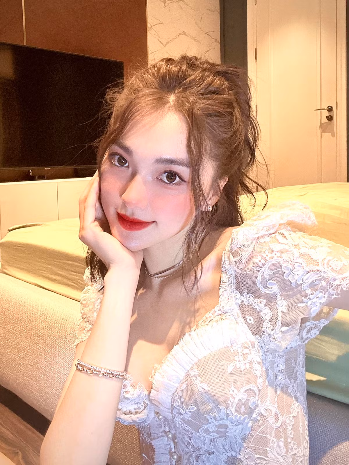 Nhiều bạn bè khen Ngọc Nữ ngày càng mặn mà, đằm thắm nhưng vẫn giữ được sắc vóc gợi cảm.