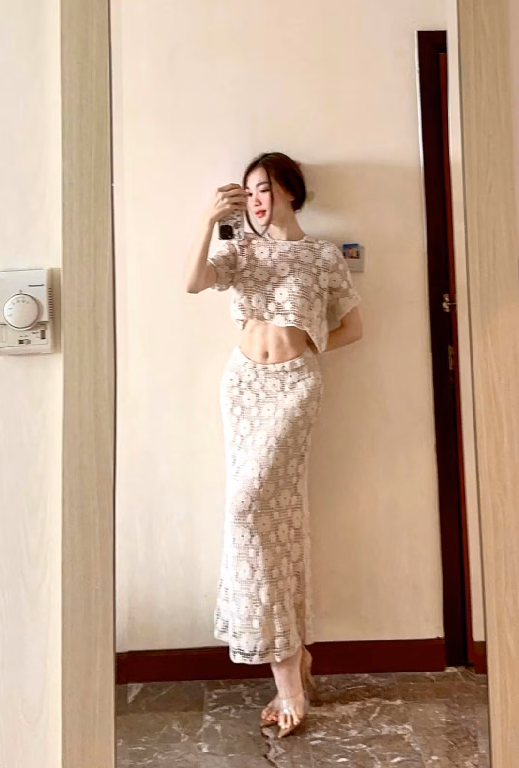 So với nhiều người đẹp, Ngọc Nữ không sở hữu chiều cao quá nổi trội. Cô nàng chỉ cao 1m65. Tuy nhiên, vóc dáng Ngọc Nữ lại "không phải dạng vừa". Nhờ chăm chỉ tập luyện, cô có thân hình cân đối với tỉ lệ chuẩn.