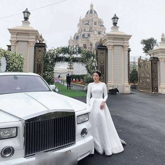 "Cô dâu 200 cây vàng" là con gái thứ 2 của đại gia có tiếng đất Nam Định. Nhiều người cho rằng Thu Hương là "rich kid chính hiệu" nhưng lại sống vô cùng kín tiếng.