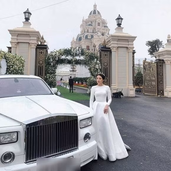 "Cô dâu 200 cây vàng" là con gái thứ 2 của đại gia có tiếng đất Nam Định. Nhiều người cho rằng Thu Hương là "rich kid chính hiệu" nhưng lại sống vô cùng kín tiếng.