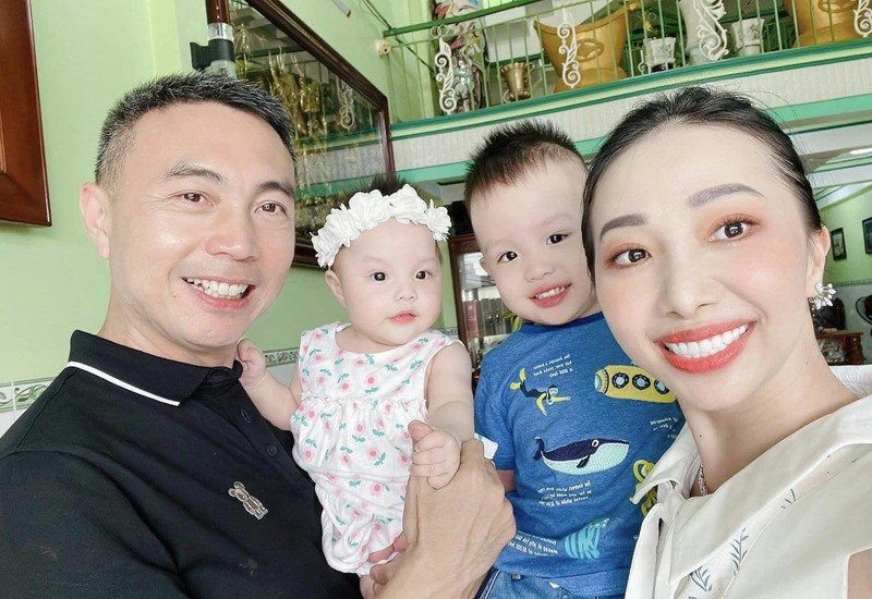 Theo tìm hiểu, Cẩm Duyên đang sống chung với chồng tại Singapore và hai nhóc tỳ vô cùng đáng yêu. Thi thoảng cô nàng cùng chồng con có trở về Việt Nam thăm nom gia đình và làm từ thiện.