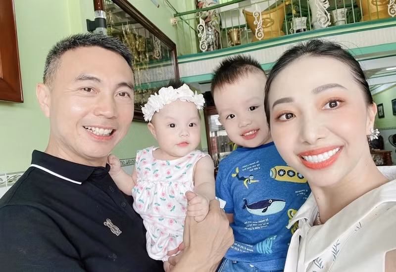 Theo tìm hiểu, Cẩm Duyên đang sống chung với chồng tại Singapore và hai nhóc tỳ vô cùng đáng yêu. Thi thoảng cô nàng cùng chồng con có trở về Việt Nam thăm nom gia đình và làm từ thiện.