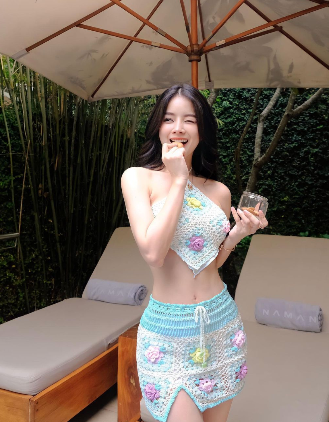 Mới đây, nữ DJ gốc Đà Nẵng khiến cộng đồng mạng "dậy sóng" với hình ảnh quyến rũ, nóng bỏng khi diện mẫu bikini len đan. Nhiều bình luận cho rằng, cô thực sự phù hợp với phong cách này.