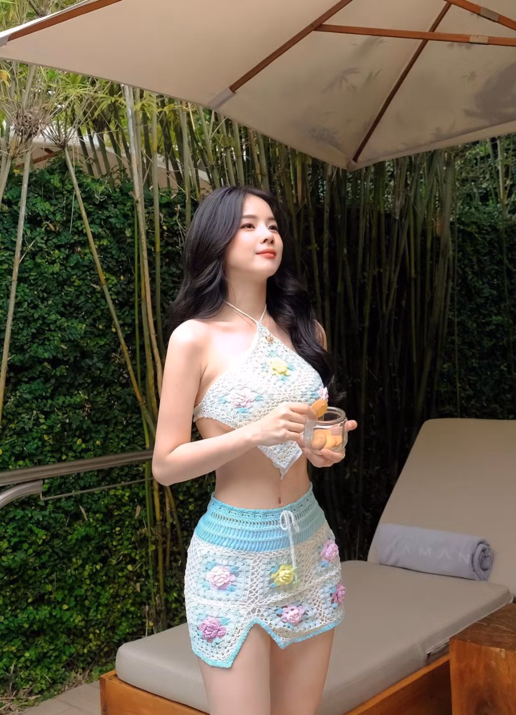 Khác với hình ảnh DJ Mie quyến rũ, gợi cảm trên sân khấu, cô nàng sinh năm 1995 ngoài đời trở về với hình ảnh trong sáng, đáng yêu khi trang điểm nhẹ nhàng, diện trang phục đơn giản.