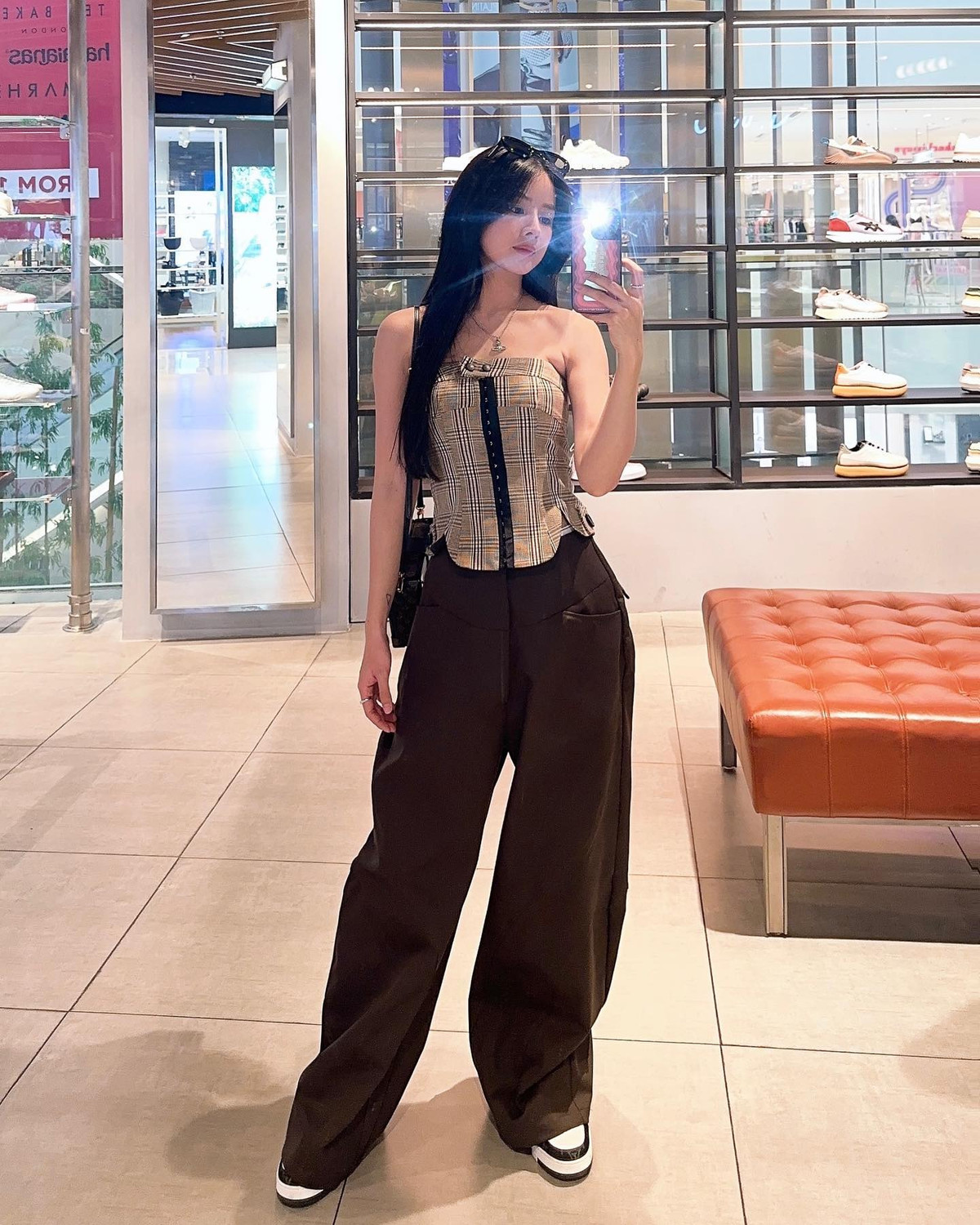 Cô gây ấn tượng bởi nhan sắc xinh đẹp và khả năng khuấy động sân khấu bằng những bản nhạc sôi động, cuốn hút.