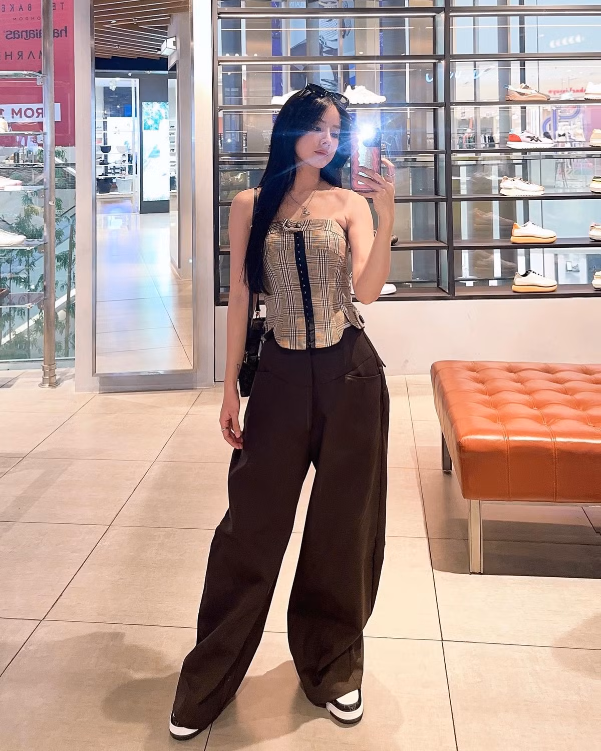 Cô gây ấn tượng bởi nhan sắc xinh đẹp và khả năng khuấy động sân khấu bằng những bản nhạc sôi động, cuốn hút.