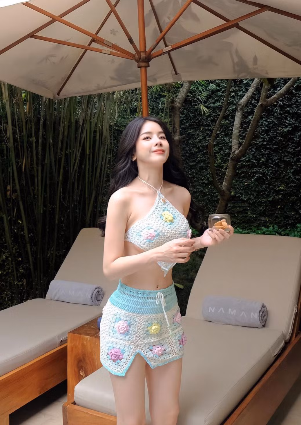 Với thân hình mảnh mai, hot girl làng DJ không ngại diện những trang phục gợi cảm, bó sát cơ thể.