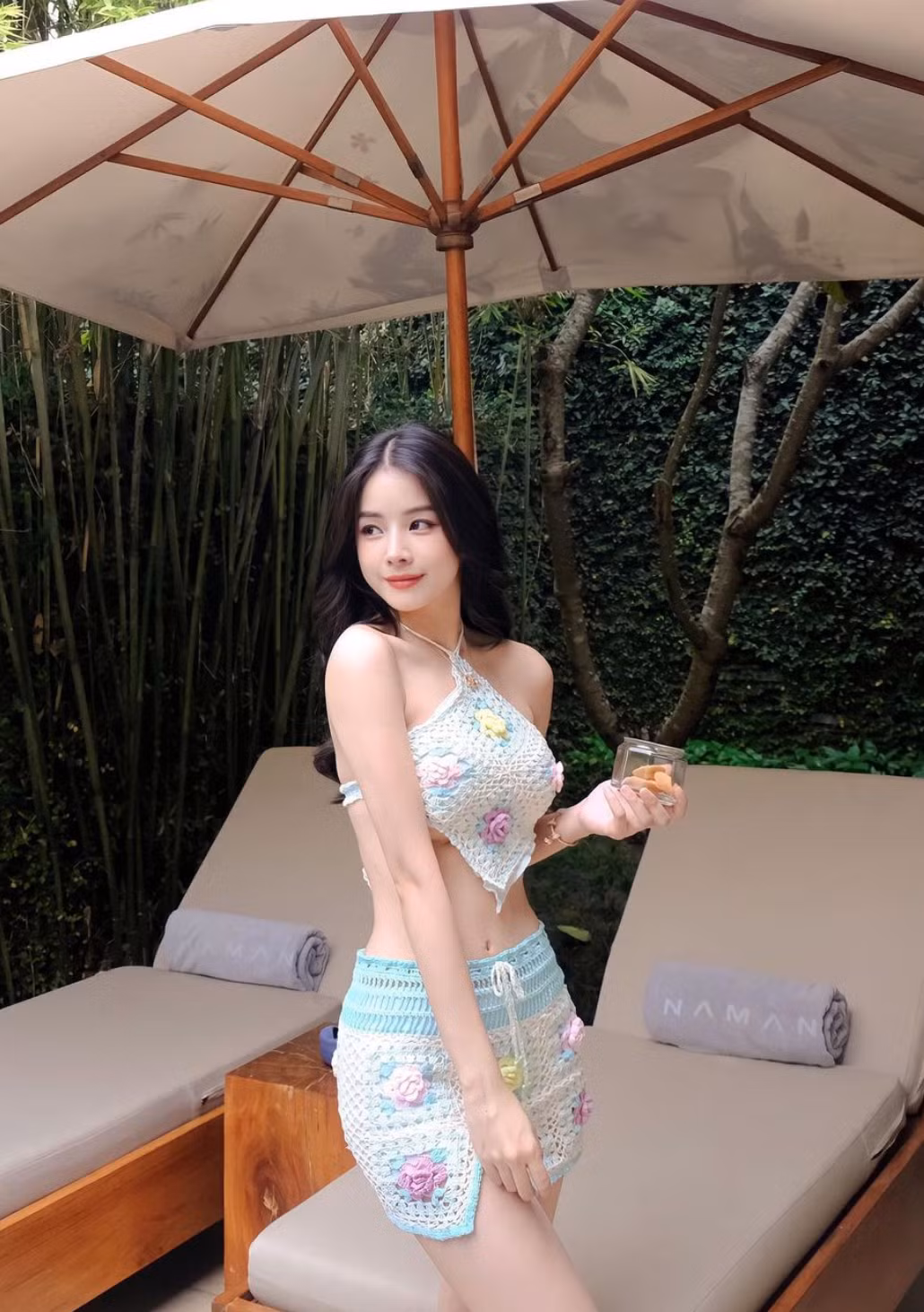 Dù không phải lần đầu khoe dáng, DJ Mie vẫn ghi điểm trong mắt người hâm mộ bởi làn da trắng sáng.