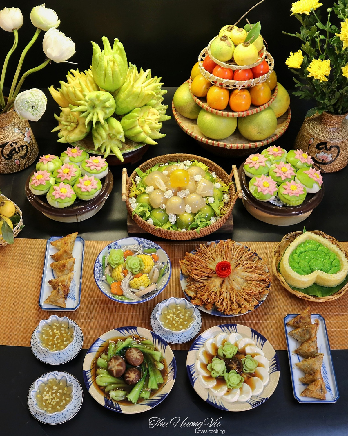 Do là dịp quan trọng nên gia đình nào cũng dành nhiều thời gian để chuẩn bị mâm cỗ cúng rằm tháng 7 sao cho thật tươm tất. Ảnh: Thu Huong Vu