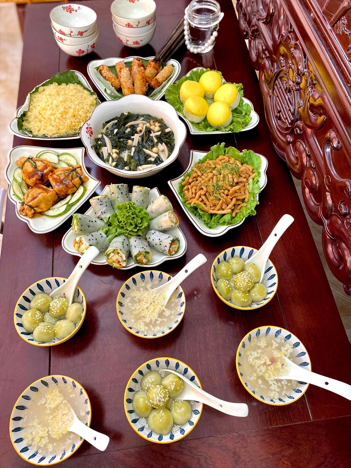 Tùy vào gia cảnh, phong tục vùng miền, quan niệm của mỗi gia đình, mâm cúng sẽ được chuẩn bị và bày trí theo nhiều cách khác nhau. Ảnh: Nguyễn Bích Phượng