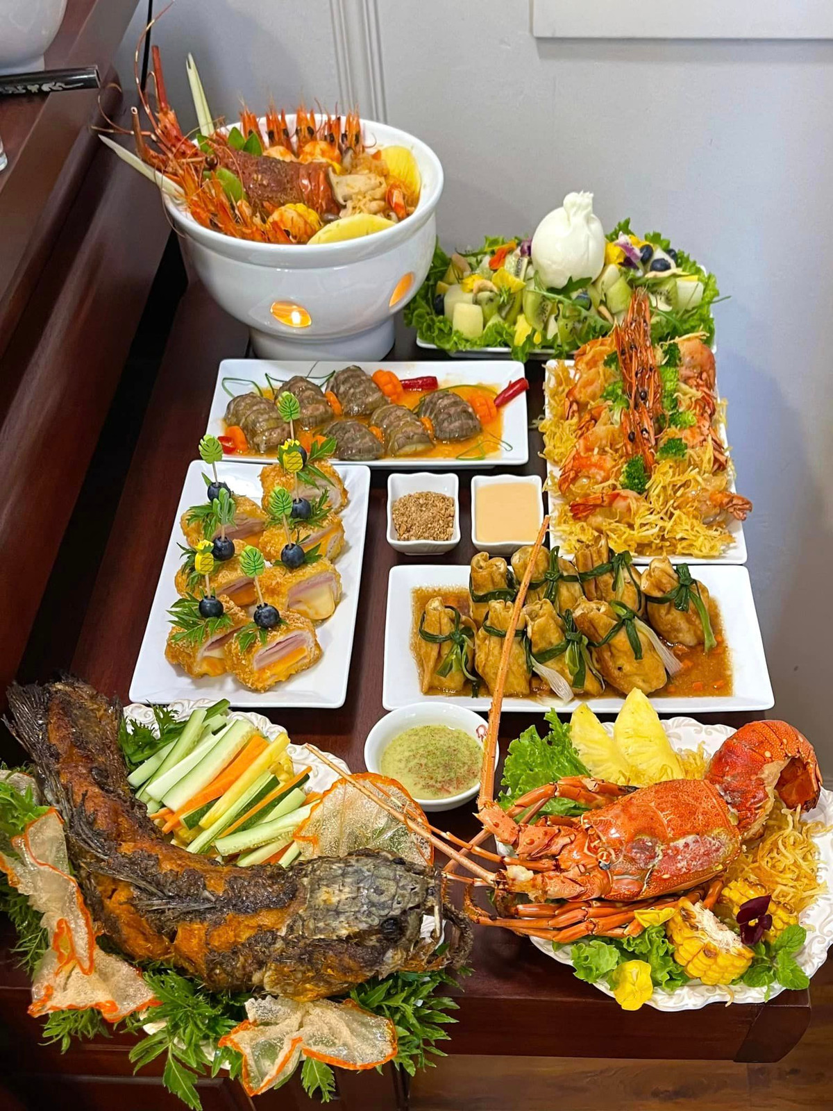 Sau khi hoàn thành mâm cỗ cúng Rằm tháng 7, thắp hương xong, chị em được dịp ghi lại hình ảnh thành phẩm của mình để chia sẻ trên mạng xã hội, khiến ai nhìn thấy cũng phải trầm trồ khen ngợi. Ảnh: Linh Choco