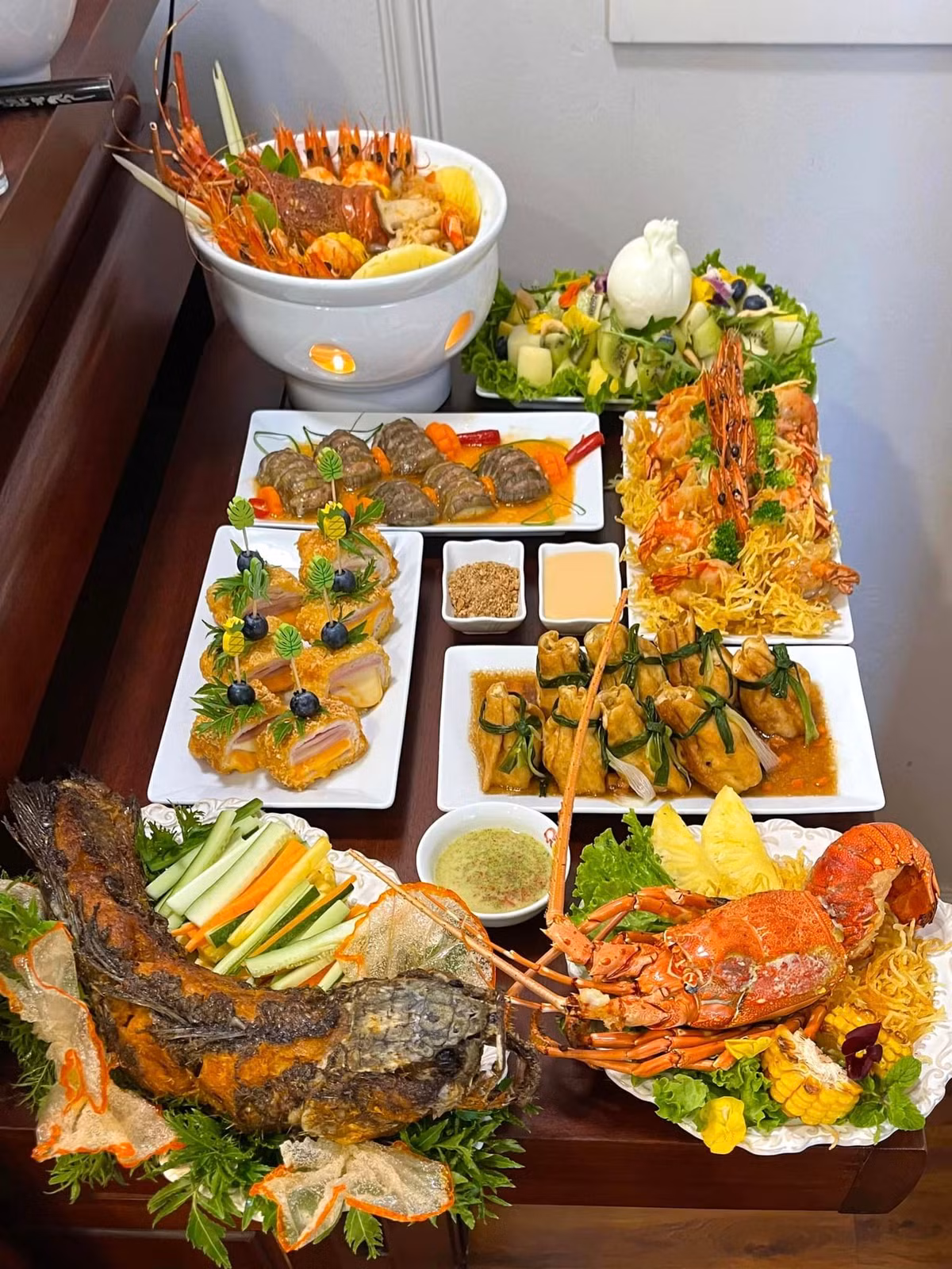 Sau khi hoàn thành mâm cỗ cúng Rằm tháng 7, thắp hương xong, chị em được dịp ghi lại hình ảnh thành phẩm của mình để chia sẻ trên mạng xã hội, khiến ai nhìn thấy cũng phải trầm trồ khen ngợi. Ảnh: Linh Choco