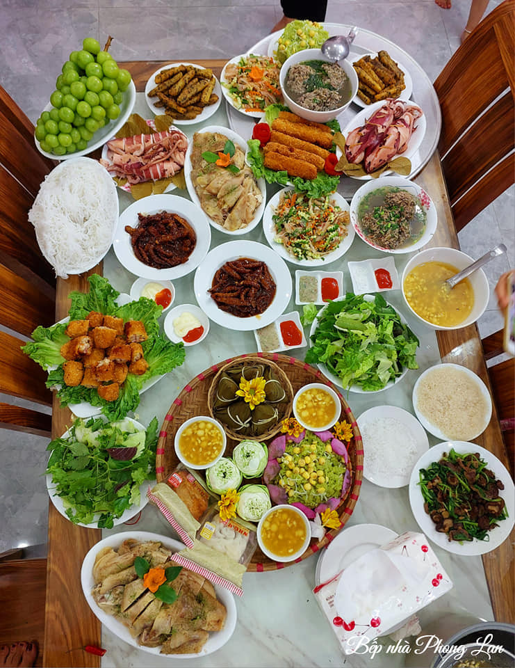 Mâm cúng rằm luôn được gia chủ coi trọng, gửi lòng thành vào những món ăn sáng tạo và bày trí đẹp mắt. Ảnh: Huong Ngoc Lan