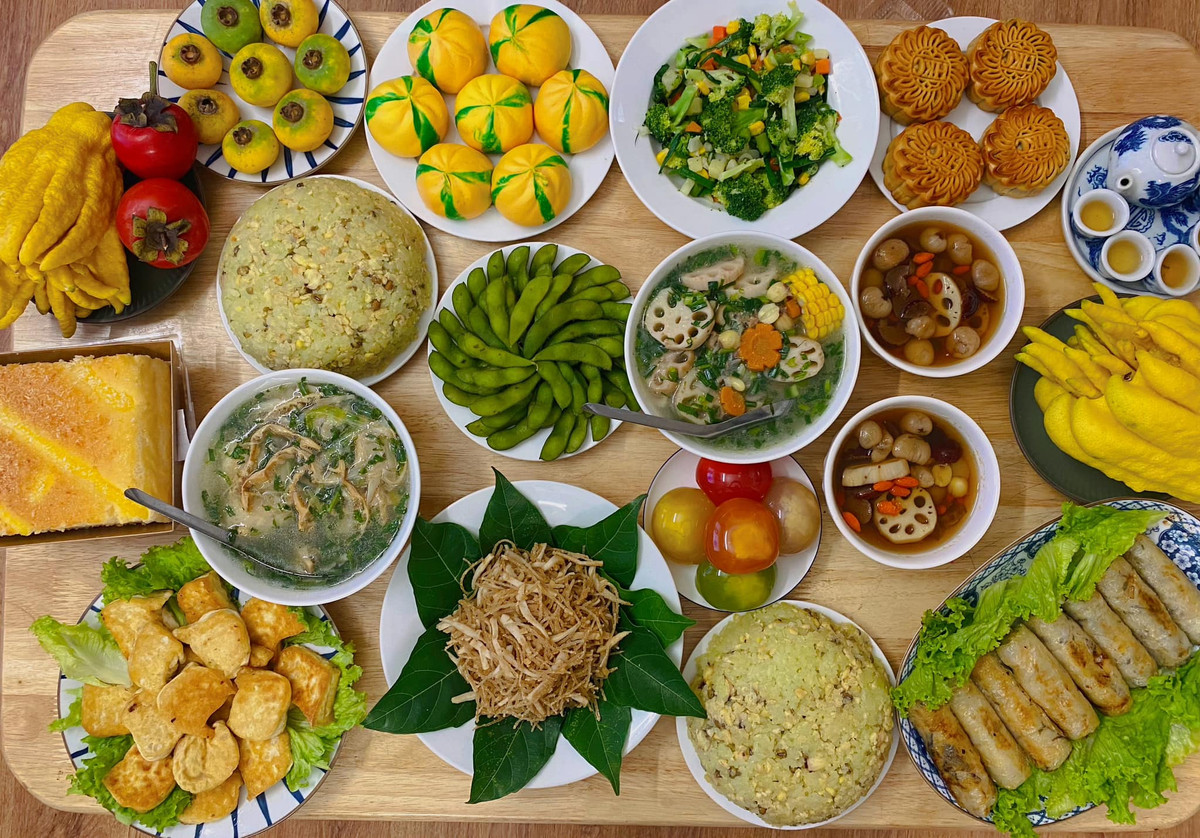 Nhiều chị em nội trợ đã tìm hiểu và sáng tạo ra nhiều món ăn khác nhau, không chỉ giữ được nét truyền thống mà còn đẹp mắt, chỉn chu, thể hiện sự toàn tâm, toàn ý của gia chủ trong mâm cúng. Ảnh: Nguyễn Thùy Dương