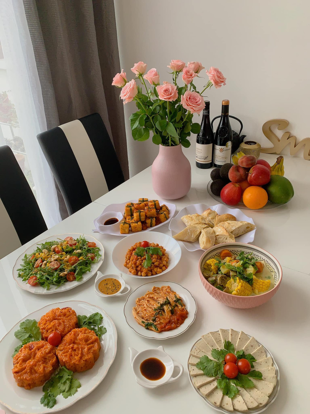 Sau khi chia sẻ lên MXH, những mâm cúng Rằm tháng 7 của hội chị em đảm khiến cư dân mạng trầm trồ. Ảnh: Nguyễn Vĩ Anh Kim