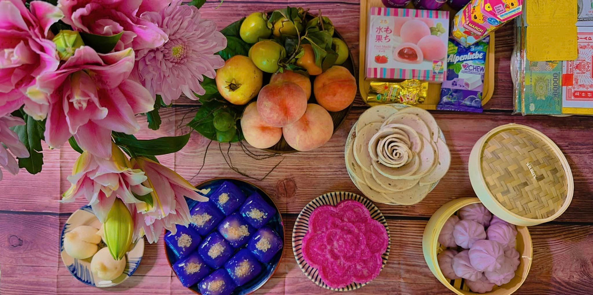 Khác với với những mâm cỗ truyền thống, hội chị em đảm ngày nay sáng tạo hơn với những món ăn mang đủ màu sắc, vừa đẹp lại ngon. Ảnh: Trần Phương Thùy