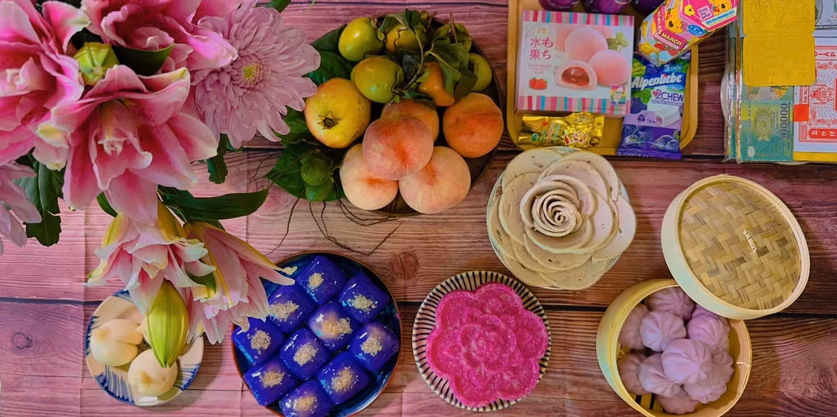 Khác với với những mâm cỗ truyền thống, hội chị em đảm ngày nay sáng tạo hơn với những món ăn mang đủ màu sắc, vừa đẹp lại ngon. Ảnh: Trần Phương Thùy