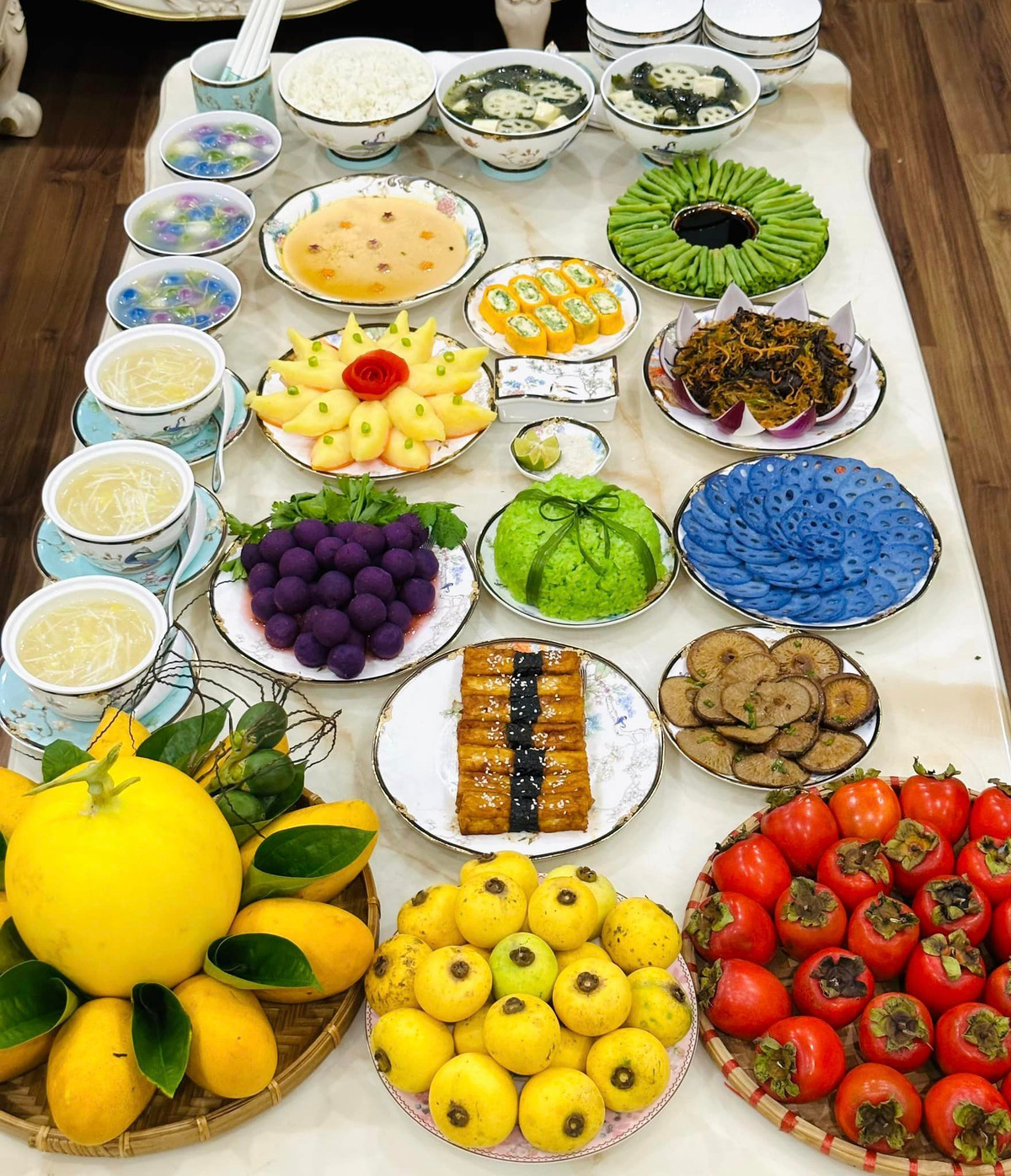 Cứ đến ngày này, chị em nội trợ lại cùng nhau sắm sửa lễ vật, mua thực phẩm về làm mâm cỗ cúng đủ vị, từ mặn đến chay để thể hiện tấm lòng thành kính dâng lên tổ tiên. Ảnh: Kim JinHua