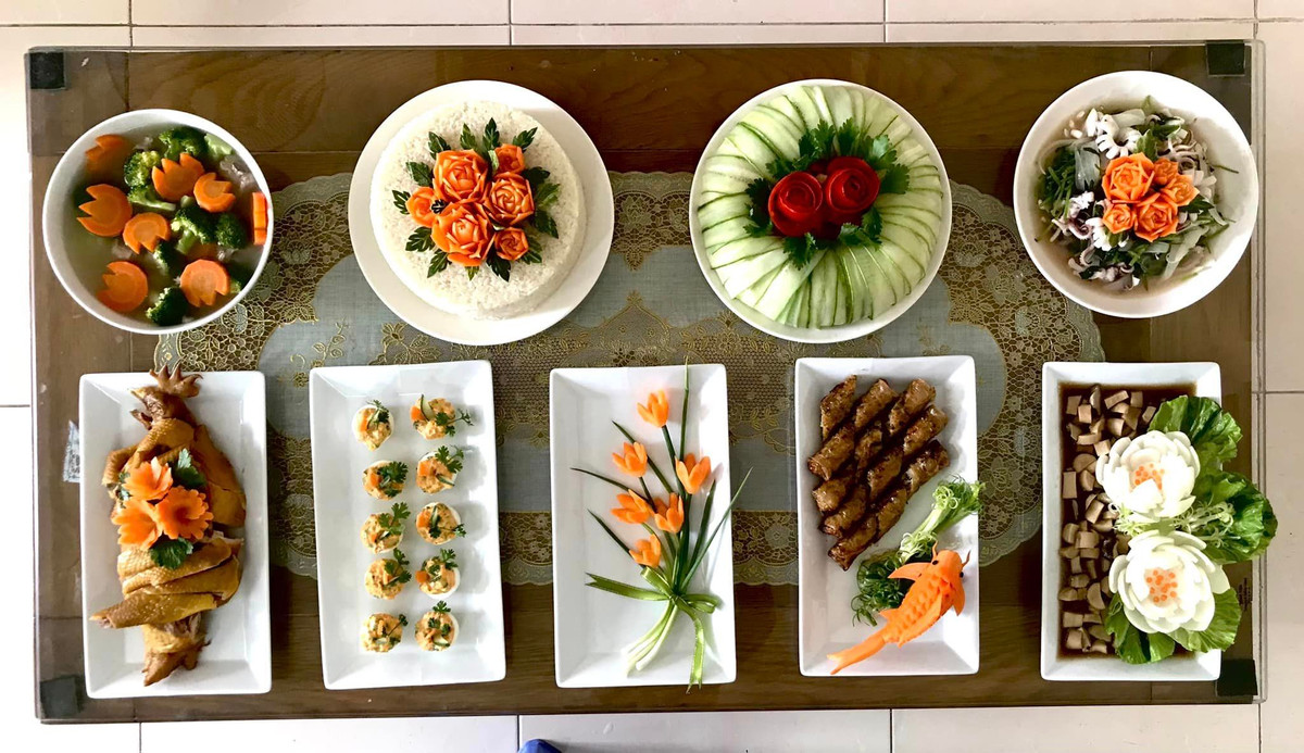 Đây cũng là dịp để chị em trổ tài nội trợ, nhiều mâm cúng được chụp ảnh đăng tải trên các diễn đàn mạng xã hội để chia sẻ thành quả, và gợi ý cách nấu mâm cúng Rằm sao cho vừa chuẩn, vừa đẹp. Ảnh: Nguyen Chinh