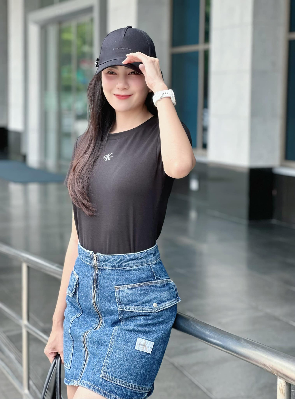 Theo đó, MC Mai Ngọc cho biết cô mỗi ngày phải đổi kiểu tóc 2 lần nên gặp tình trạng đau đầu. Đã từng có khoảng thời gian tóc của cô khô xơ và yếu đến nỗi nó bị đứt từng đoạn một.