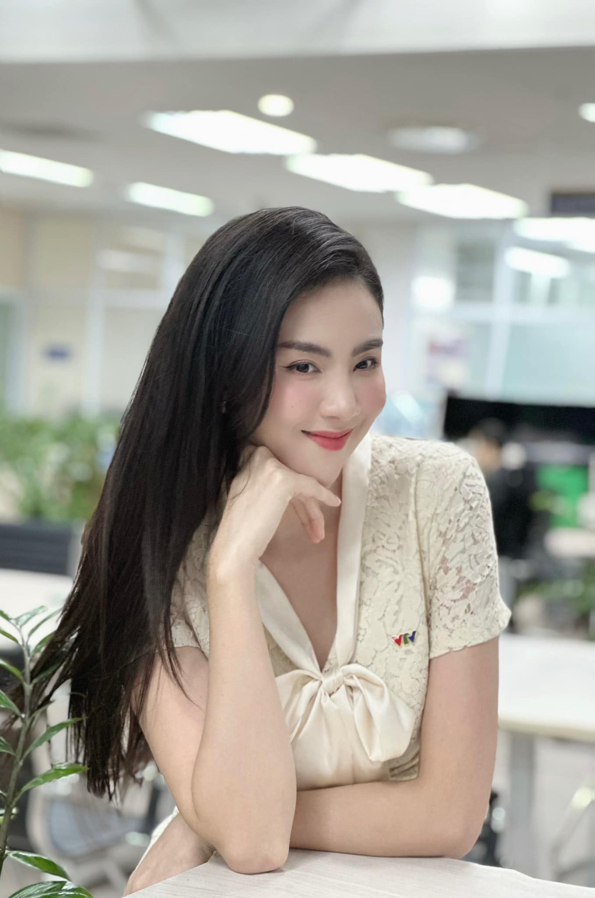 Mới đây, chia sẻ với Báo Phụ nữ Thủ đô, "Hoa khôi VTV" tiết lộ một vài vấn đề bản thân gặp phải đằng sau những khoảnh khắc xinh đẹp, chỉn chu khi lên sóng truyền hình.