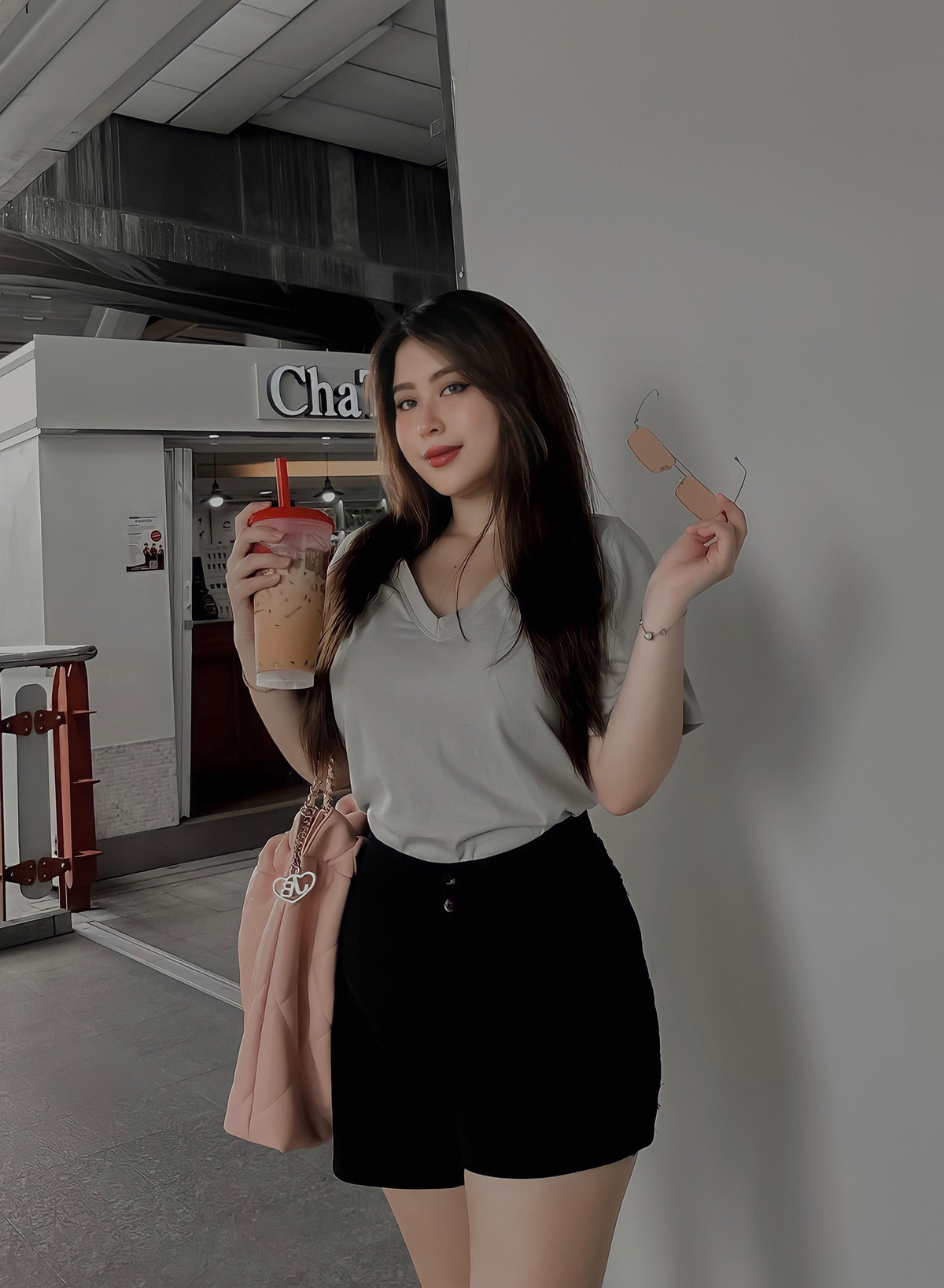 Ngoài đời, cô có gu thời trang bắt mắt, chuộng các trang phục tôn triệt để vẻ đẹp hình thể.