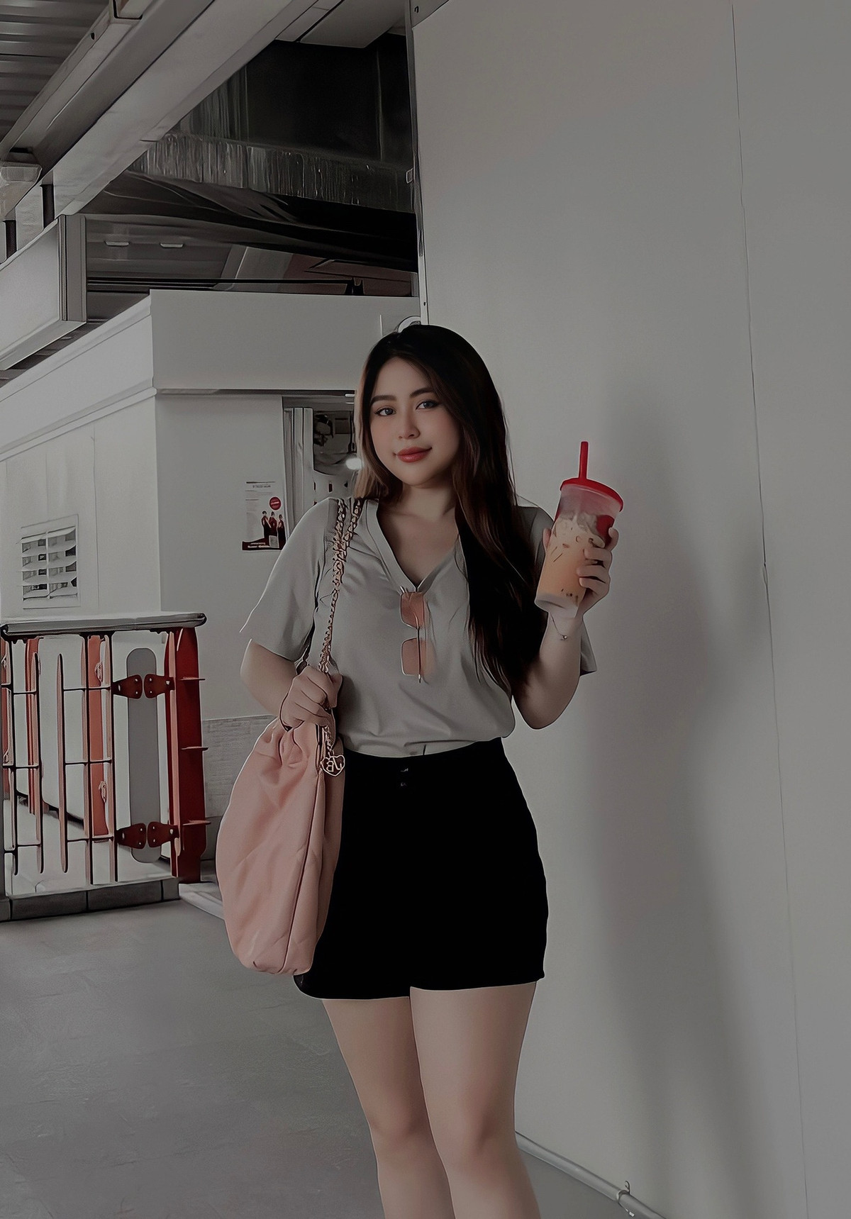 Huỳnh Thái Ngọc Huyền sinh năm 1999, ở Đà Nẵng là hot girl nhận về nhiều sự chú ý thời gian qua.