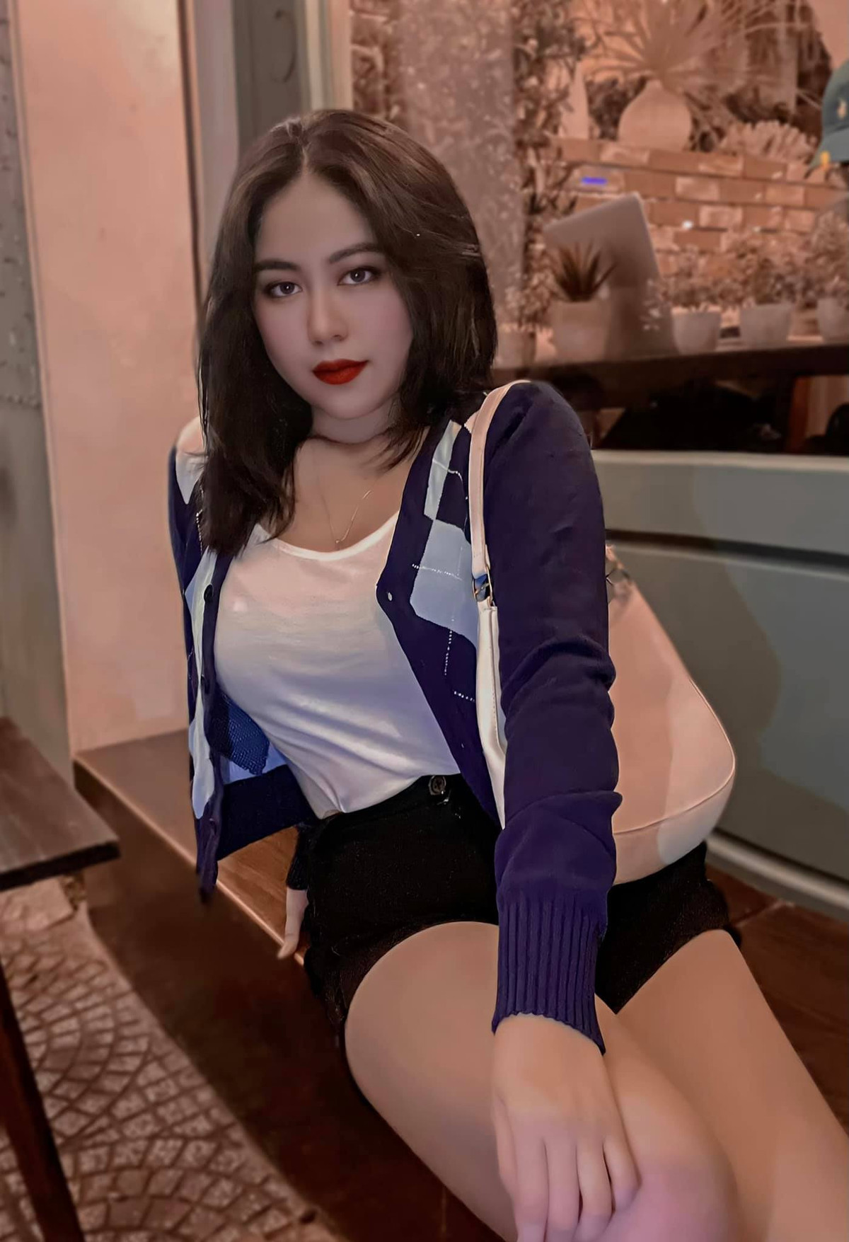 Ngọc Huyền cũng chia sẻ phong cách đời thường của cô kín đáo hơn so với những hình ảnh trên mạng xã hội. Ảnh: FBNV