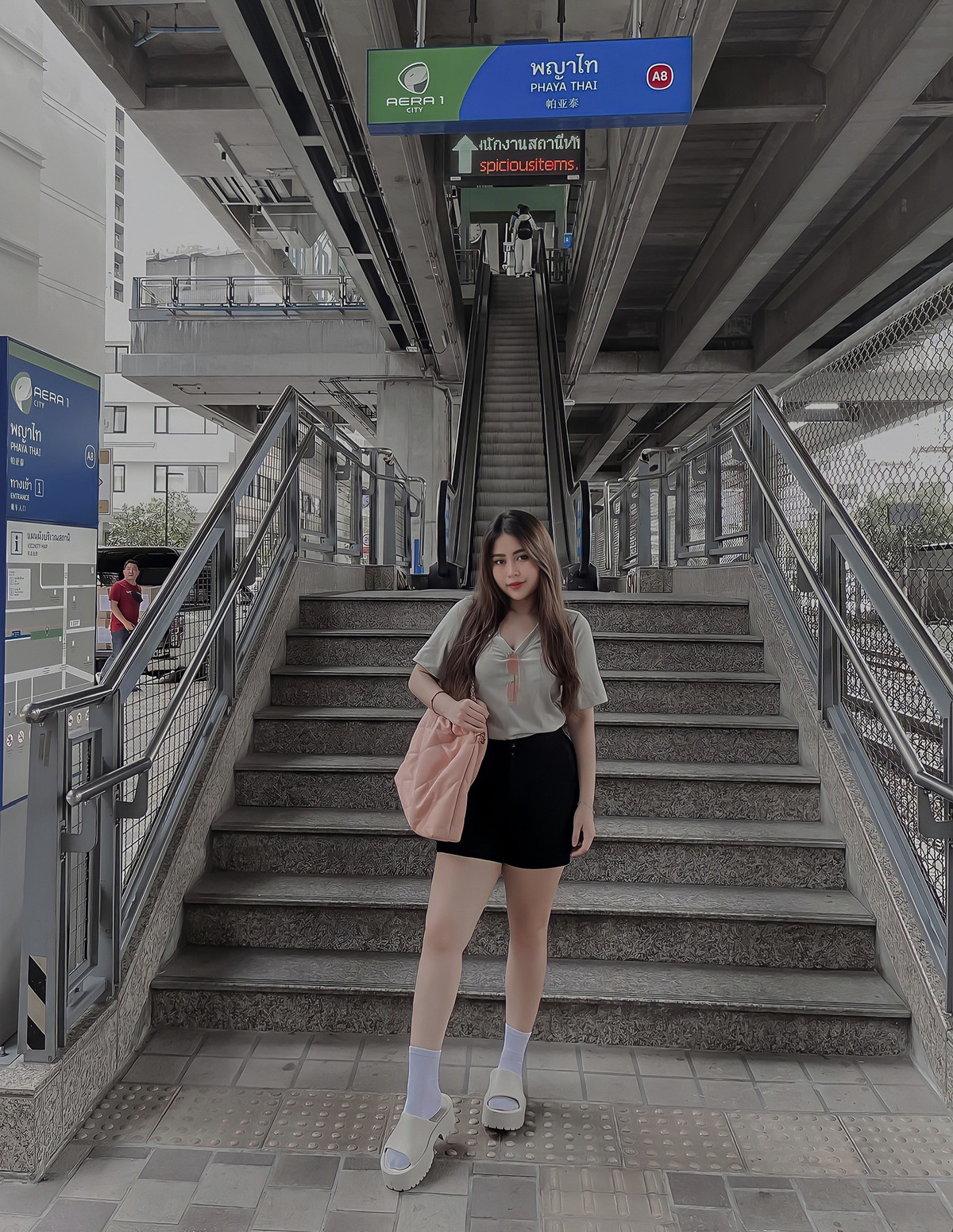 Dù sở hữu vẻ đẹp "lệch chuẩn" nhưng nhờ có đường cong quyến rũ, gương mặt xinh đẹp, gái xinh Ngọc Huyền nhận được nhiều lời mời là người mẫu ảnh.