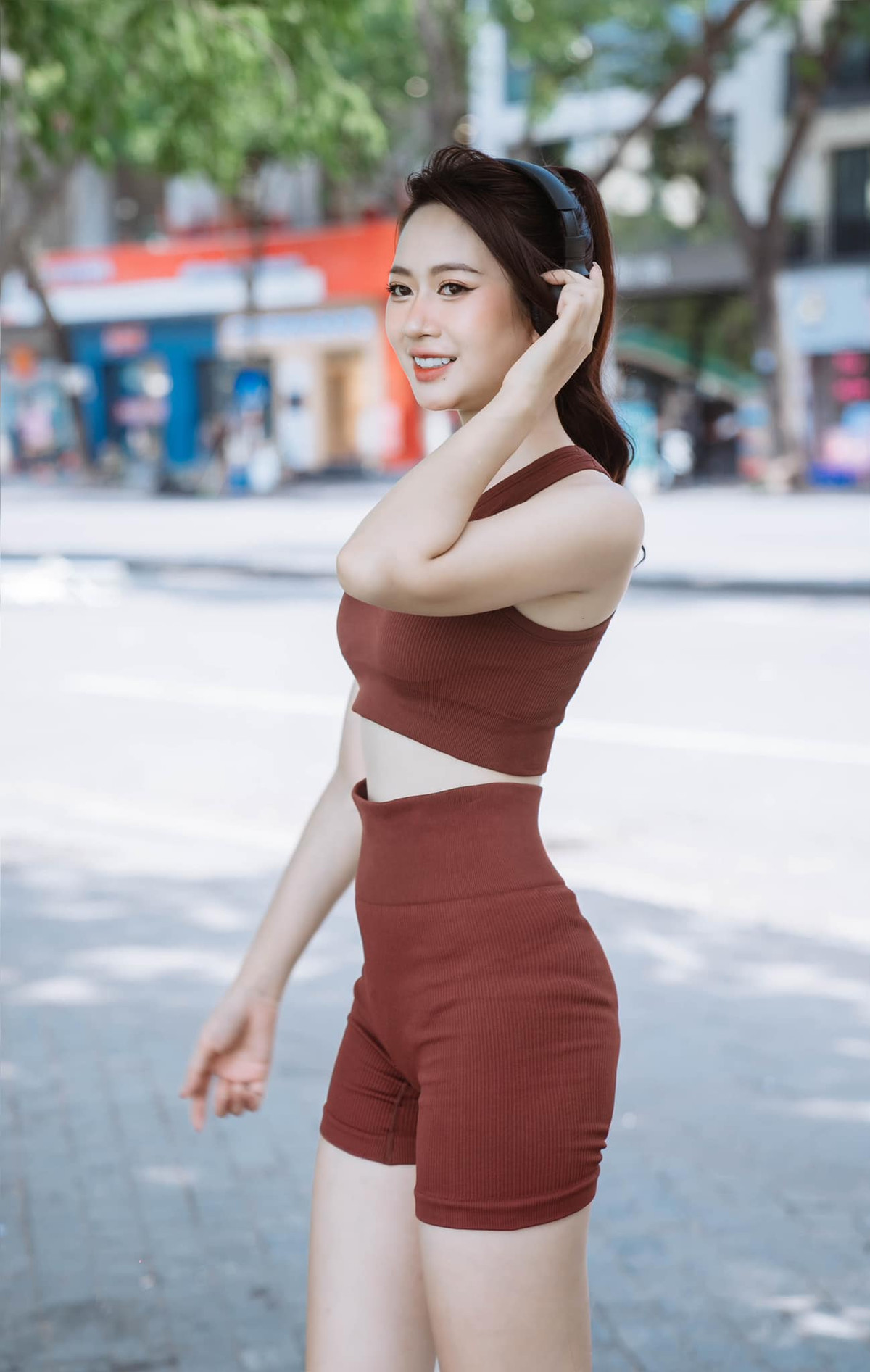 Mới đây, nữ MC Đan Chi gây chú ý khi đăng tải loạt ảnh diện đồ tập tôn dáng trên phố.