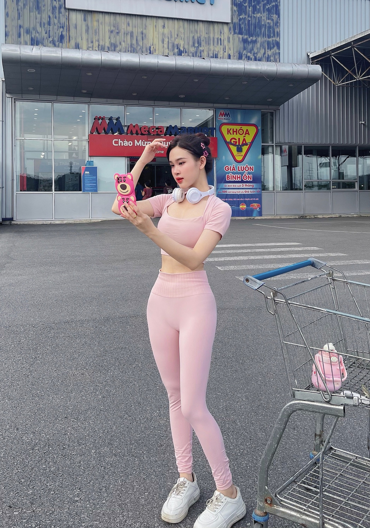 Thiết kế với khoảng hở eo và ôm sát body giúp mỹ nhân này tôn được vòng eo con kiến, vòng 1, vòng 3 đầy đặn.