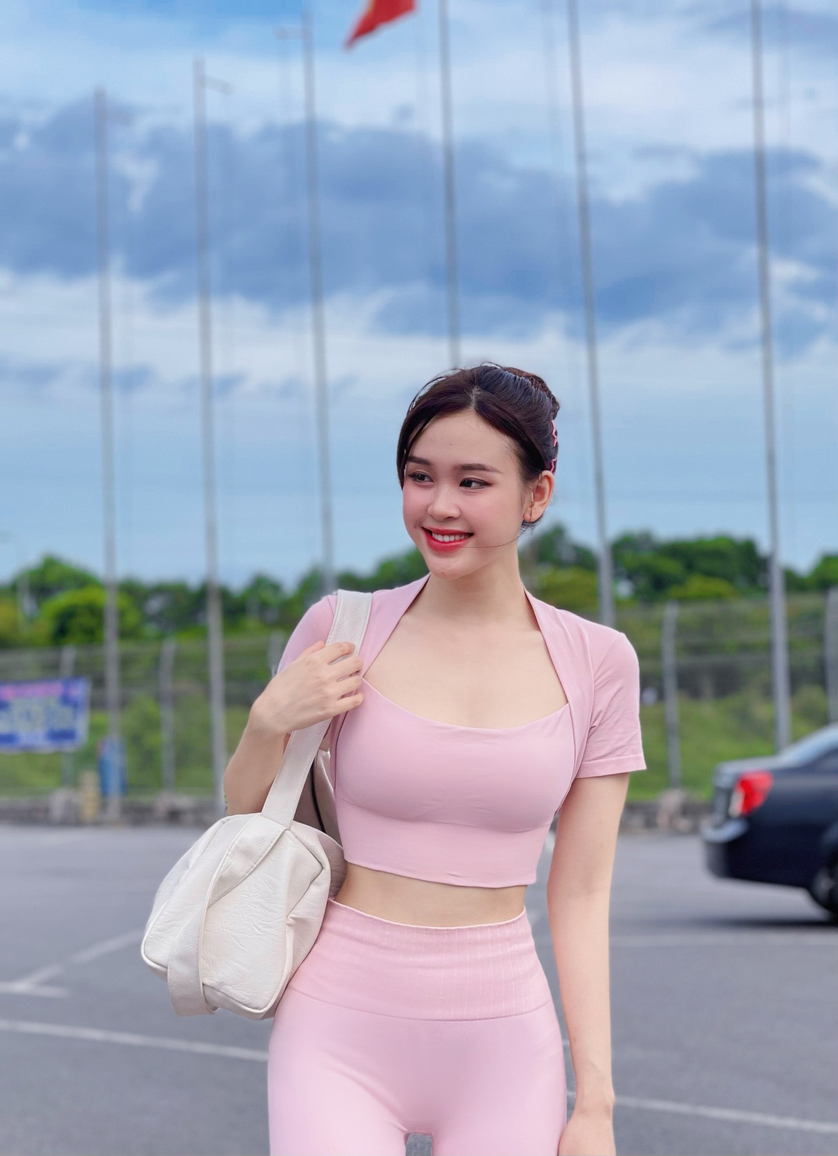 MC Thảo Vi cũng từng "gây sốt" MXH với những shoot hình diện đồ tập chụp ở siêu thị.