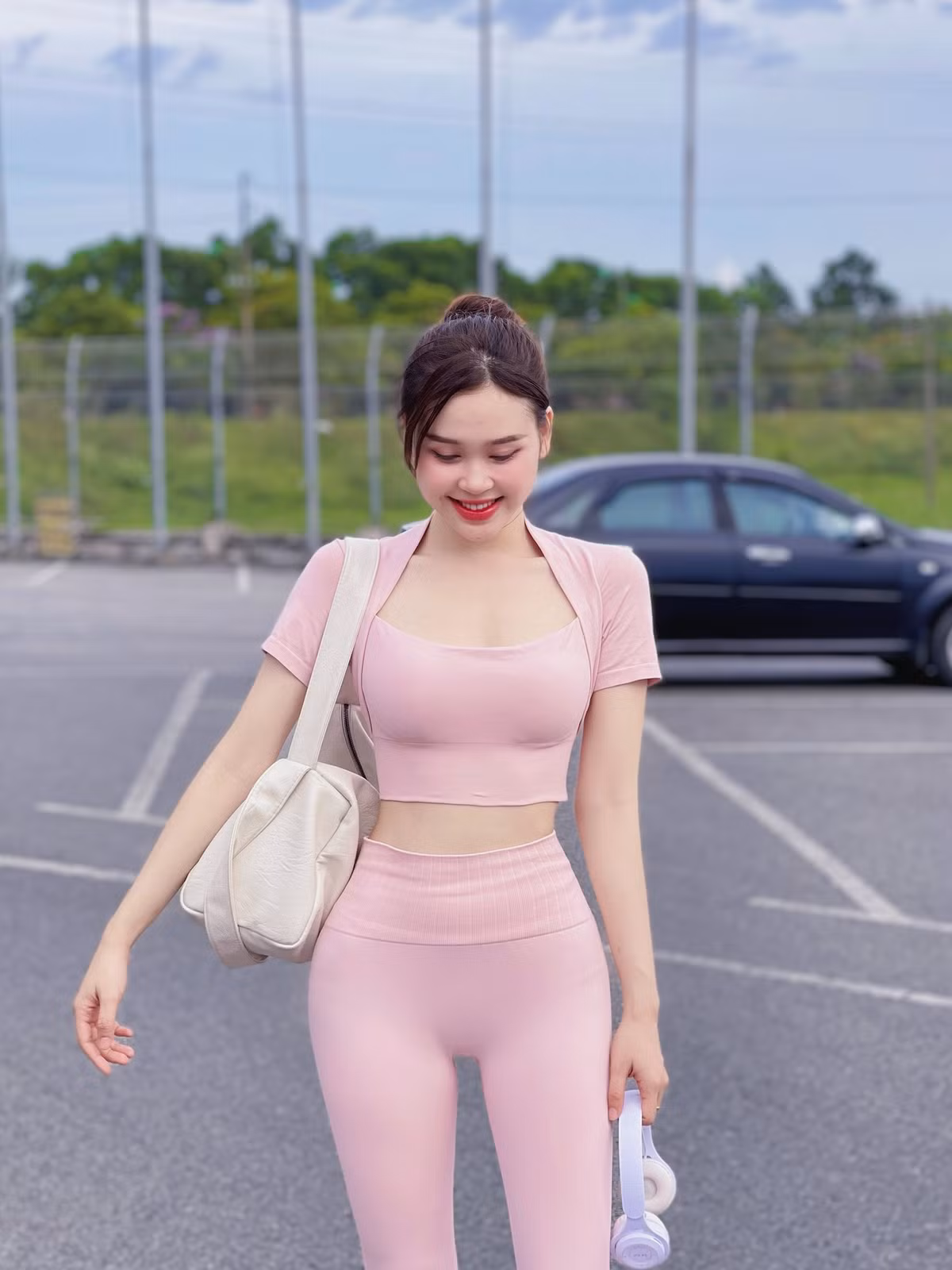 Khác với Đan Chi, cô lựa chọn trang phục tông màu tươi sáng hơn.