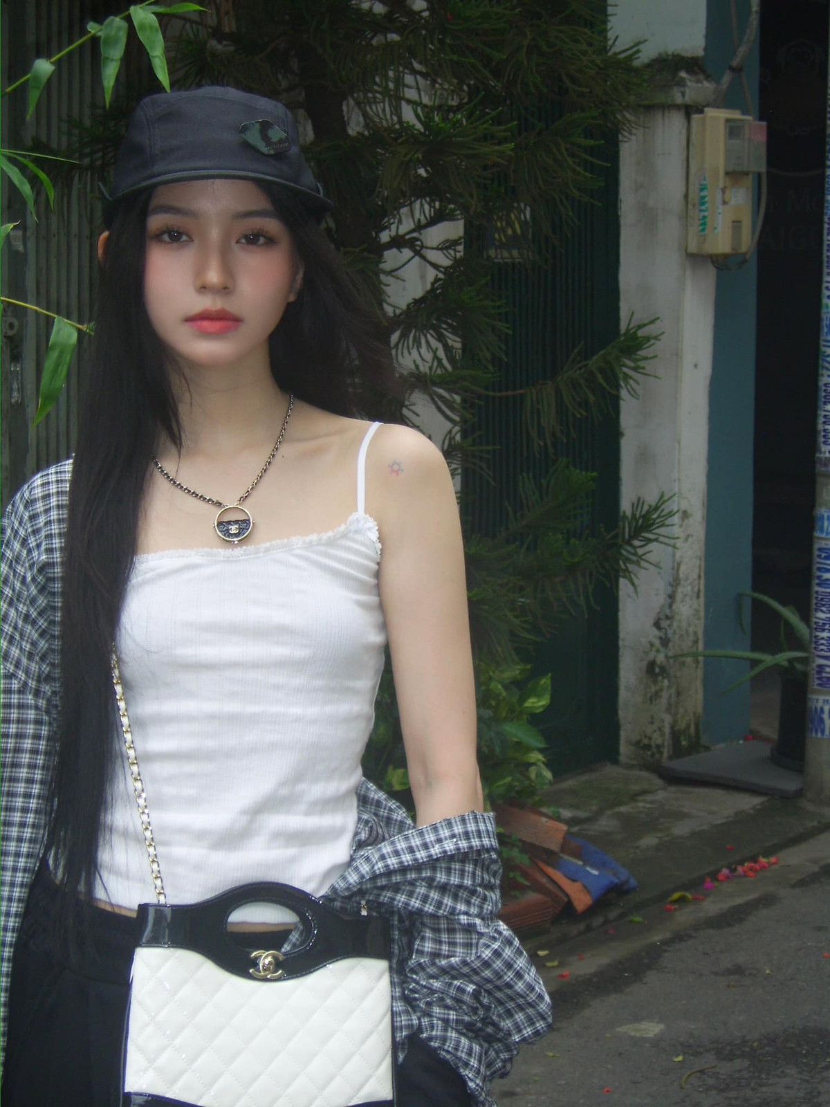 Ngoài phong cách trưởng thành, quyến rũ trên thảm đỏ, Bâu còn thường xuyên lựa chọn diện trang phục đơn giản, nữ tính trong các hoạt động thường ngày.