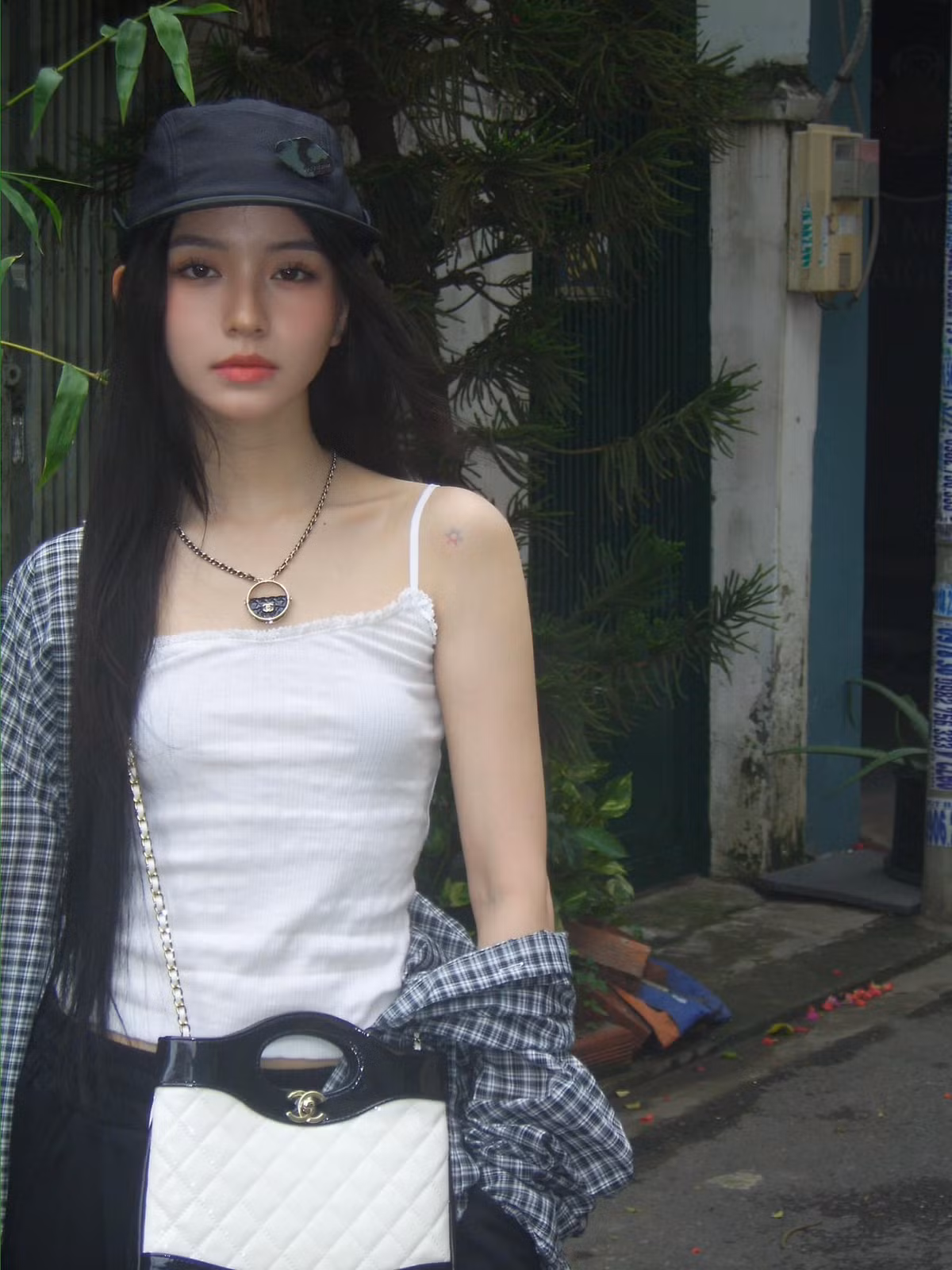 Ngoài phong cách trưởng thành, quyến rũ trên thảm đỏ, Bâu còn thường xuyên lựa chọn diện trang phục đơn giản, nữ tính trong các hoạt động thường ngày.