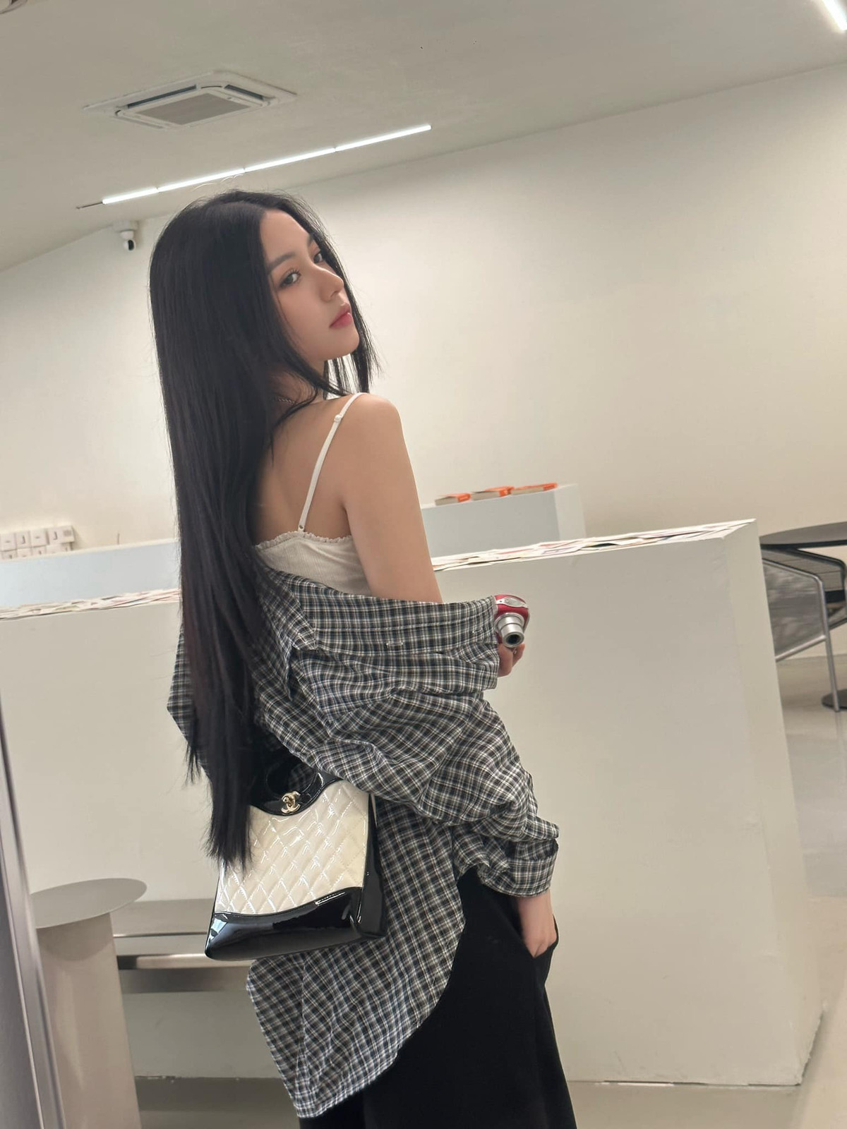 Cô nàng từng phải lên tiếng đáp trả tin đồn thẩm mỹ do sở hữu vẻ đẹp "cực phẩm". Ảnh: FBNV