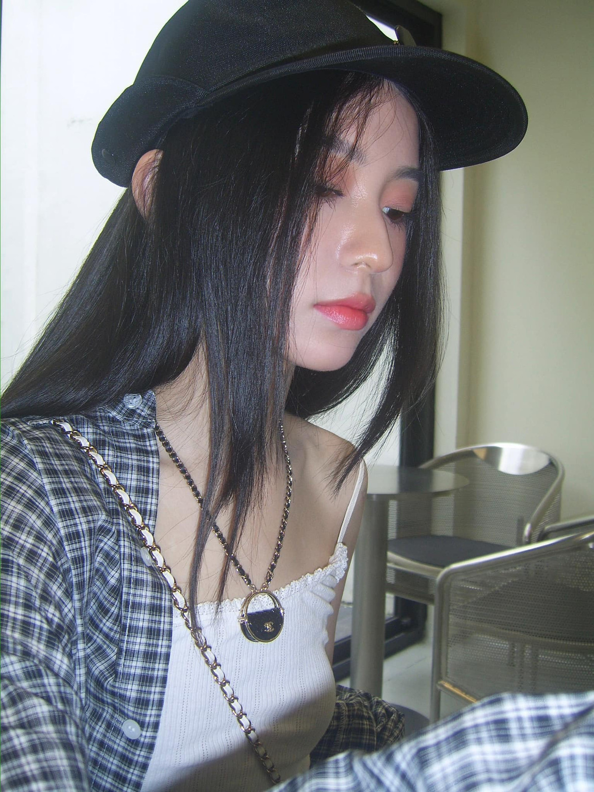 Những khung ảnh ghi lại góc nghiêng hoàn hảo của cô với sống mũi cao và làn da không tì vết đặc biệt gây ấn tượng.