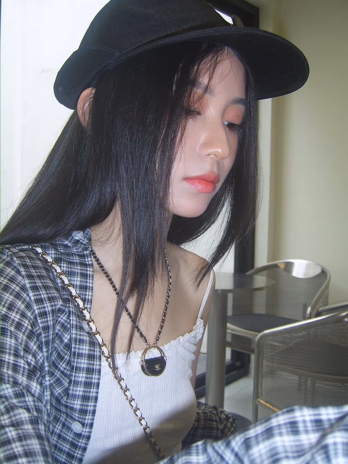 Những khung ảnh ghi lại góc nghiêng hoàn hảo của cô với sống mũi cao và làn da không tì vết đặc biệt gây ấn tượng.