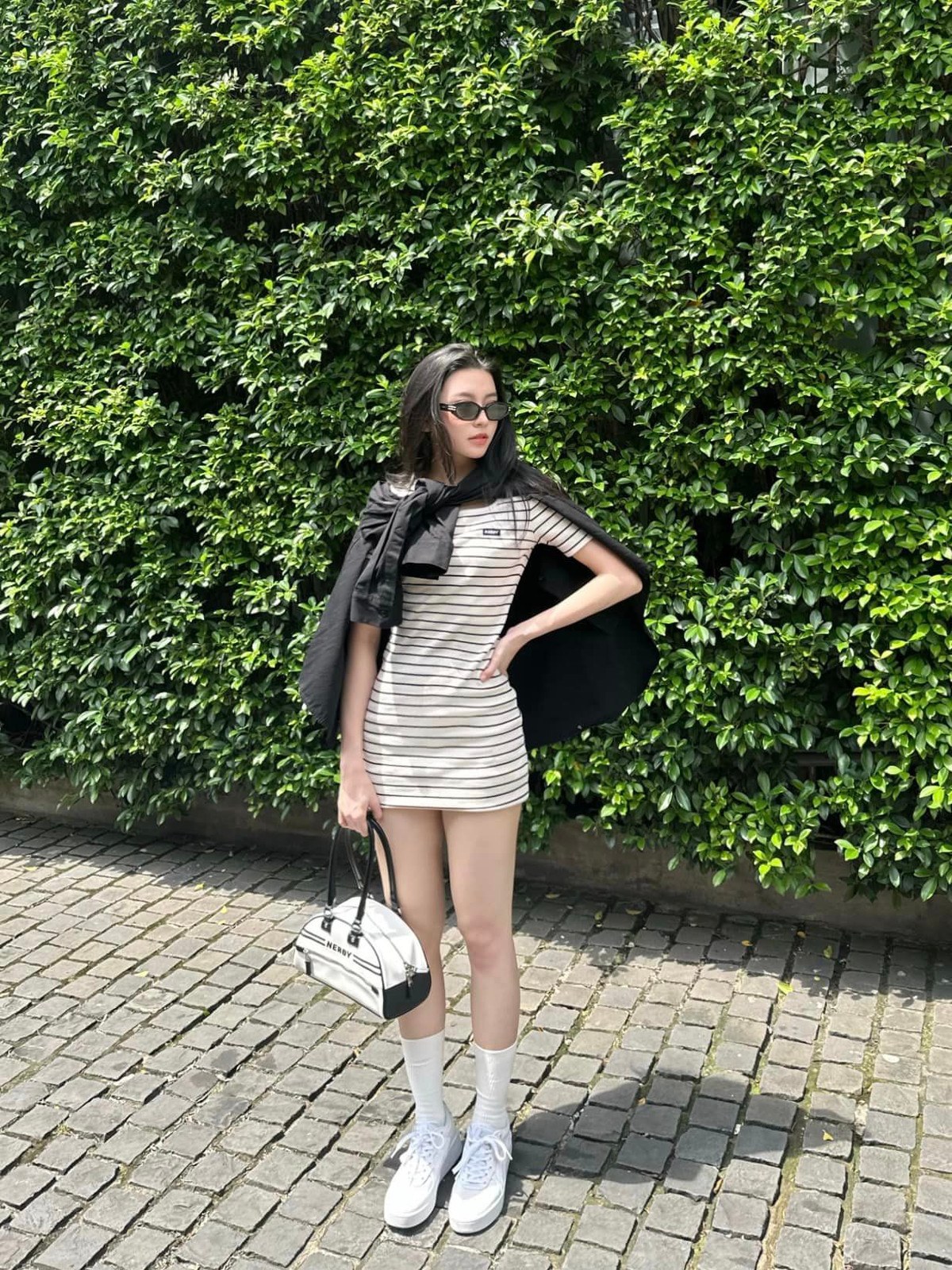 Với lợi thế vóc dáng cân đối, thanh mảnh, chiều cao 1m70, trước đó cô còn hợp tác chụp ảnh quảng cáo cho các local brand.