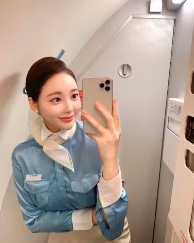 Mnnming (Mi Jin) được biết tới là một nữ tiếp viên hàng không hãng Korean Air. Tên tuổi của cô khá nổi tiếng trên MXH.