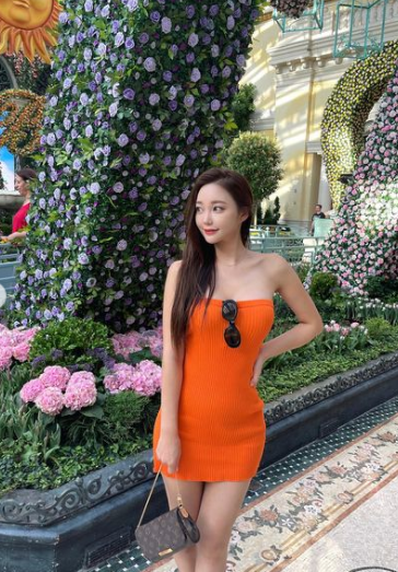 Cô có gu thời trang trẻ trung, đơn giản đời thường. Đôi lúc cô cũng tạo điểm nhấn bằng các set đồ táo bạo.